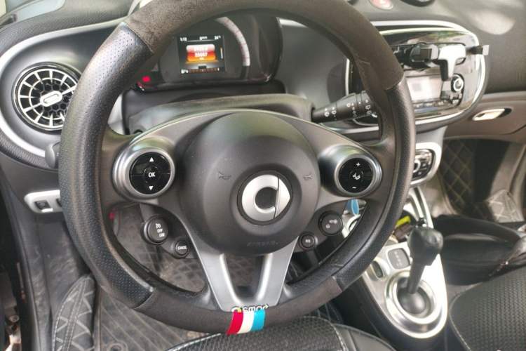 Used smart fortwo 2018 1.0L 52kW Hardtop Passion Edition China V Standard Steering Wheel