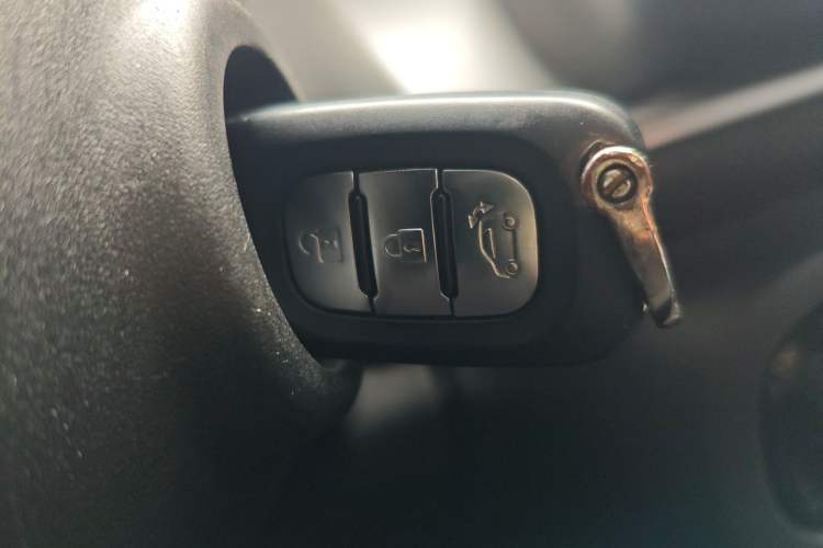 Used smart fortwo 2018 1.0L 52kW Convertible Passion Edition China V Standard Vehicle Key