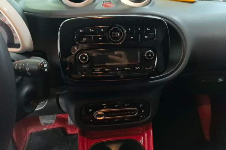 Used smart fortwo 2018 1.0L 52kW Hardtop Dynamic Version China V Audio And AC Panel