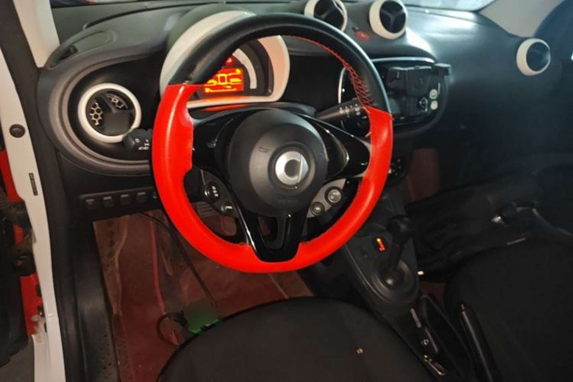 Used smart fortwo 2018 1.0L 52kW Hardtop Dynamic Version China V Center Console