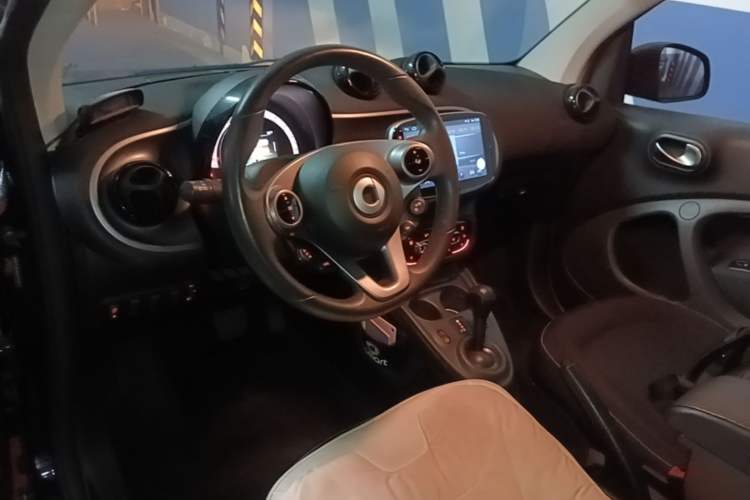 Used smart fortwo 2018 1.0L 52kW Hardtop Passion Edition China V Standard Center Console