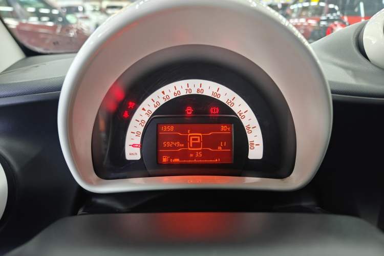 Used smart fortwo 2018 1.0L 52kW Hardtop Dynamic Version China V Odometer Close Up