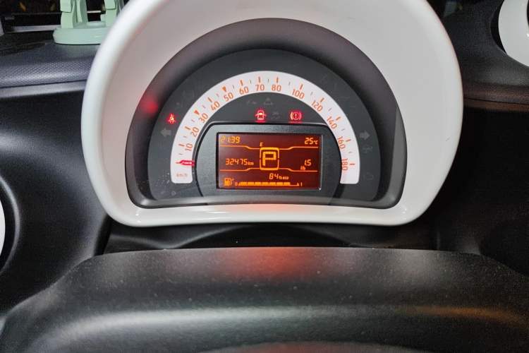 Used smart fortwo 2018 1.0L 52kW Hardtop Dynamic Version China V Odometer Close Up