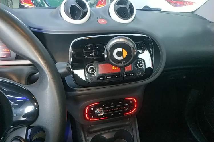 Used smart fortwo 2018 1.0L 52kW Hardtop Dynamic Version China V Audio And AC Panel