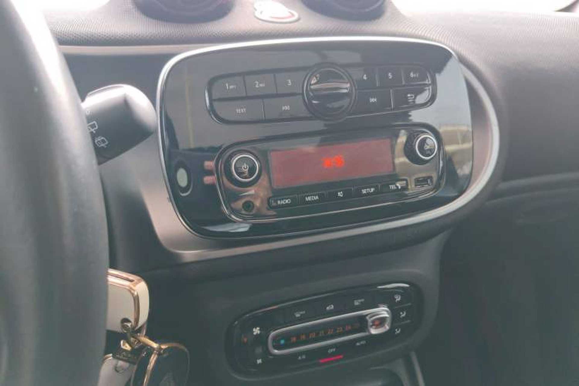Used smart fortwo 2018 1.0L 52kW Hardtop Passion Edition China V Standard Audio And AC Panel