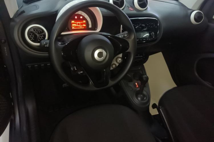 Used smart fortwo 2018 1.0L 52kW Hardtop Dynamic Version China V Center Console