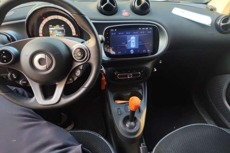 Used smart fortwo 2018 1.0L 52kW Hardtop Passion Edition China V Standard Center Console