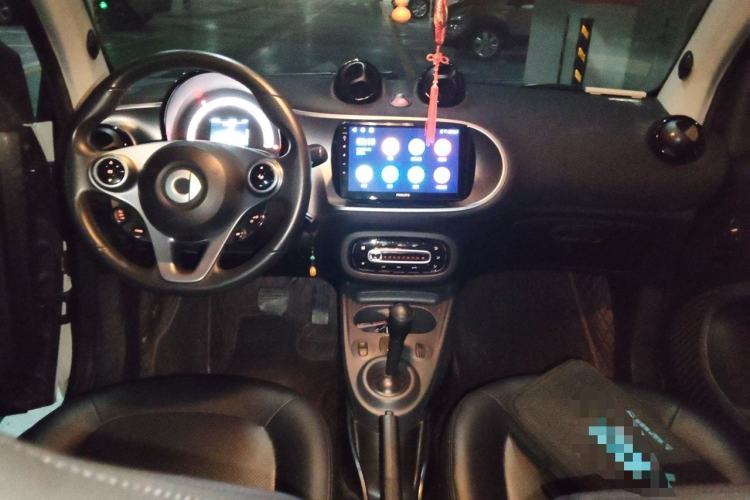 Used smart fortwo 2018 1.0L 52kW Hardtop Passion Edition China V Standard Center Console