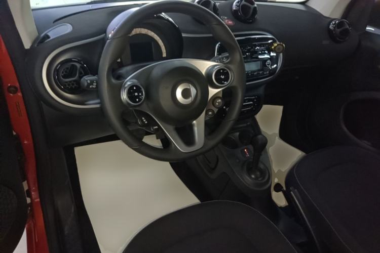 Used smart fortwo 2018 1.0L 52kW Hardtop Passion Edition China V Standard Center Console