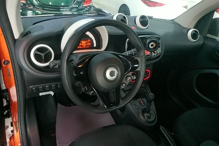 Used smart fortwo 2018 1.0L 52kW Hardtop Dynamic Version China V Center Console