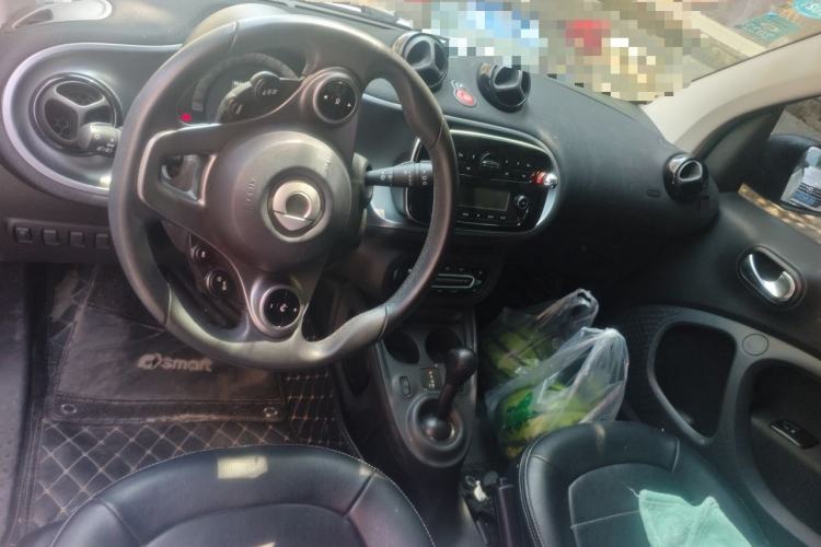 Used smart fortwo 2018 1.0L 52kW Hardtop Passion Edition China V Standard Center Console