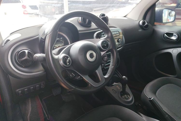 Used smart fortwo 2018 1.0L 52kW Hardtop Passion Edition China V Standard Center Console