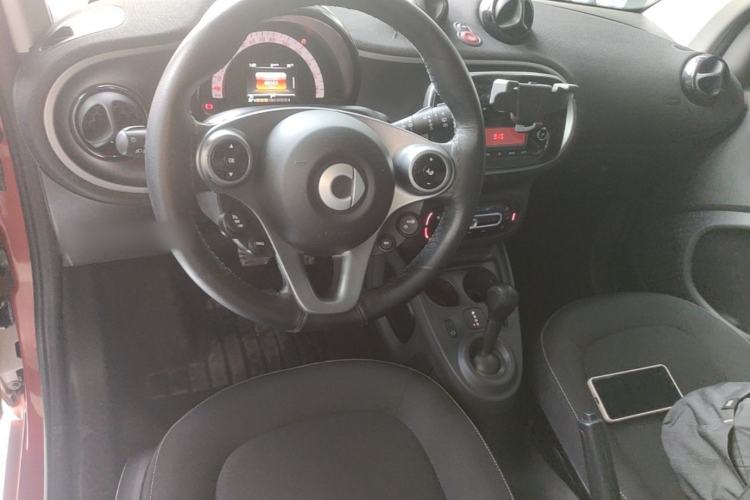 Used smart fortwo 2018 1.0L 52kW Hardtop Passion Edition China V Standard Center Console