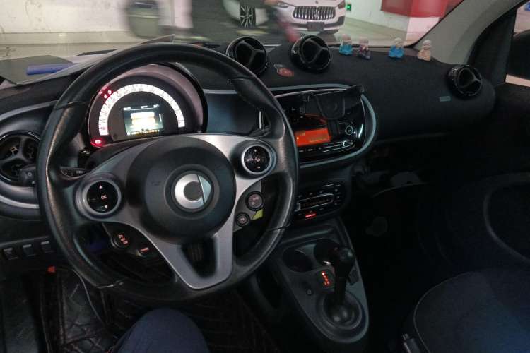Used smart fortwo 2018 1.0L 52kW Hardtop Passion Edition China V Standard Center Console