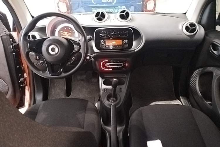 Used smart fortwo 2018 1.0L 52kW Hardtop Dynamic Version China V Center Console