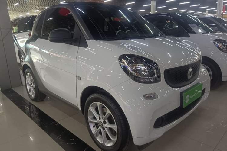 Used smart fortwo 2018 1.0L 52kW Hardtop Dynamic Version China V Front Right 45 Deg