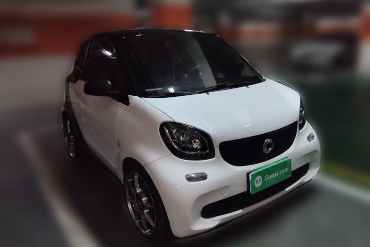 Used smart fortwo 2018 1.0L 52kW Hardtop Passion Edition China V Standard Front Right 45 Deg