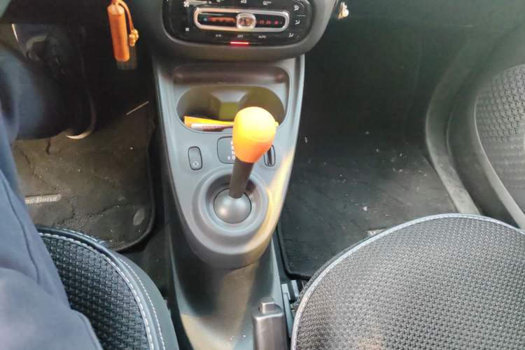 Used smart fortwo 2018 1.0L 52kW Hardtop Passion Edition China V Standard Gear Lever