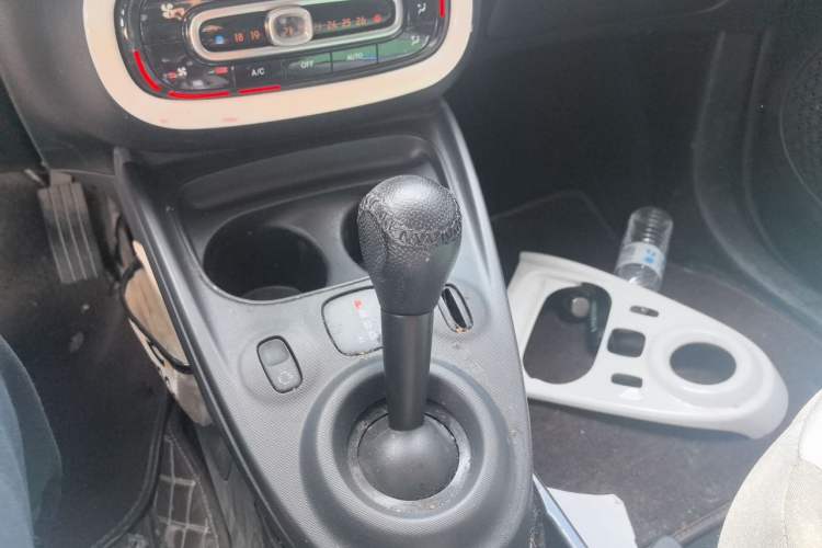 Used smart fortwo 2018 1.0L 52kW Hardtop Dynamic Version China V Gear Lever