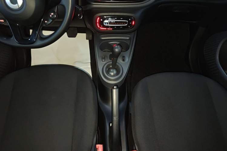 Used smart fortwo 2018 1.0L 52kW Hardtop Dynamic Version China V Gear Lever