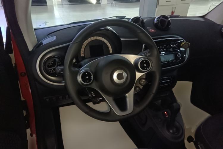 Used smart fortwo 2018 1.0L 52kW Hardtop Passion Edition China V Standard Steering Wheel