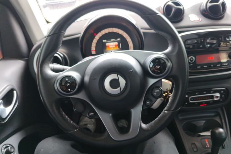 Used smart fortwo 2018 1.0L 52kW Hardtop Passion Edition China V Standard Steering Wheel