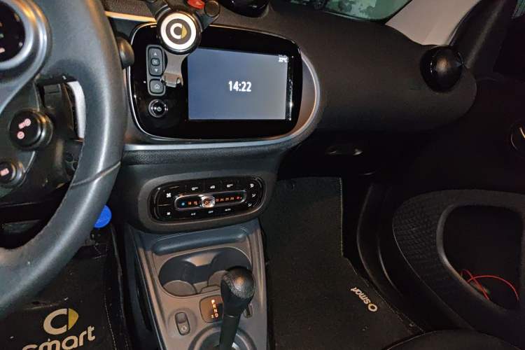 Used smart fortwo 2019 0.9T 66kW Hardtop Engine Version China VI Emission Standard Audio And AC Panel