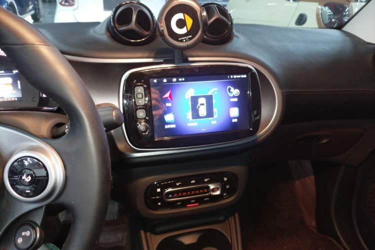 Used smart fortwo 2019 0.9T 66kW Hardtop Wind Power Edition China VI Audio And AC Panel