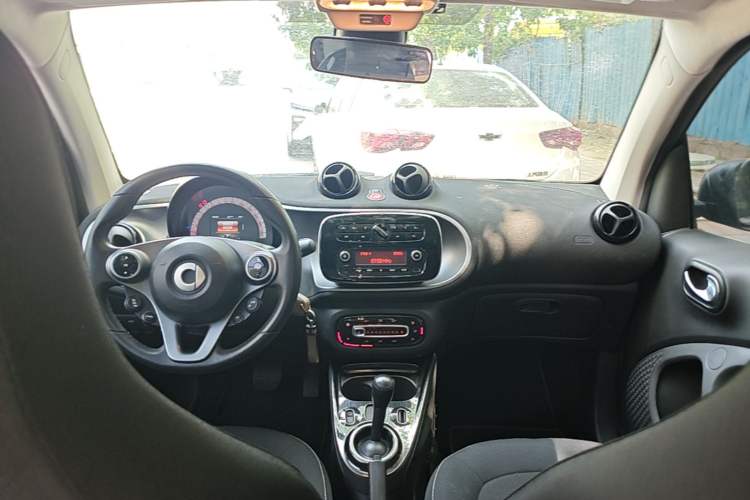 Used smart fortwo 2019 0.9T 66kW Hardtop Wind Power Edition China VI Center Console