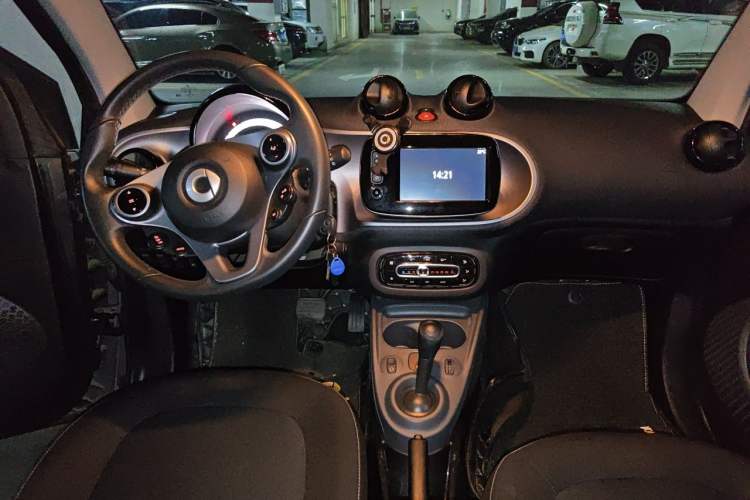 Used smart fortwo 2019 0.9T 66kW Hardtop Engine Version China VI Emission Standard Center Console