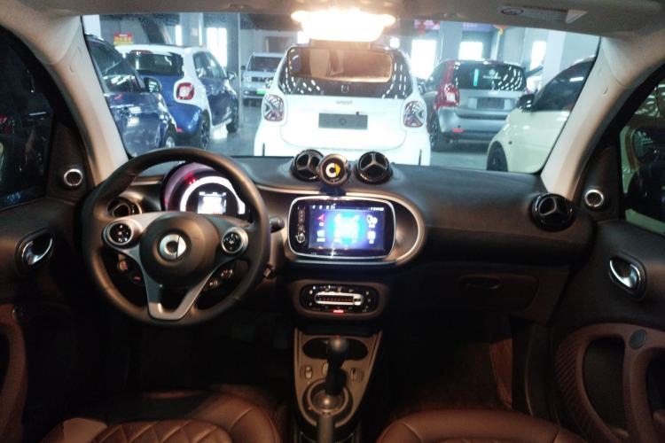 Used smart fortwo 2019 0.9T 66kW Hardtop Wind Power Edition China VI Center Console