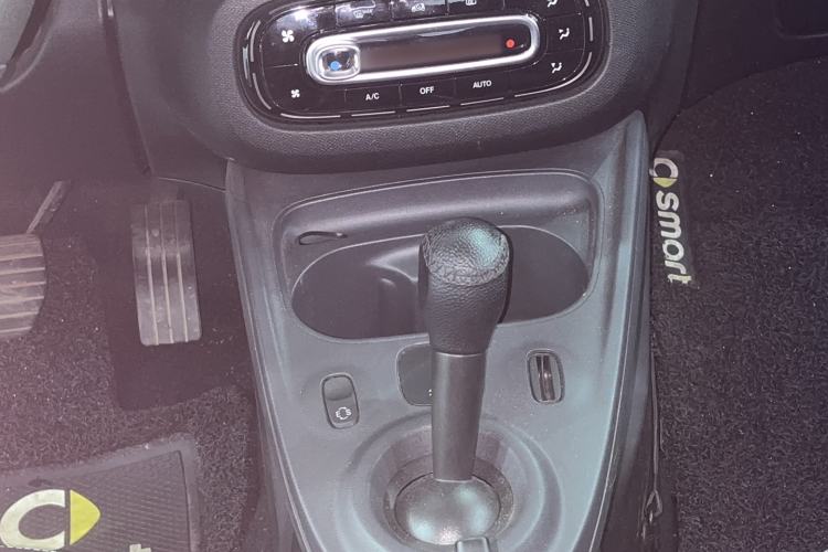 Used smart fortwo 2019 0.9T 66kW Hardtop Engine Version China VI Emission Standard Gear Lever