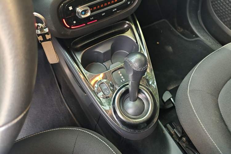 Used smart fortwo 2019 0.9T 66kW Hardtop Wind Power Edition China VI Gear Lever