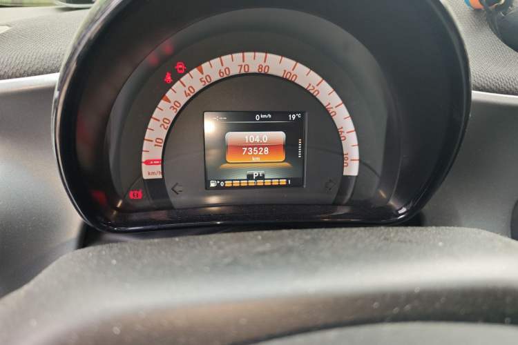 Used smart fortwo 2019 0.9T 66 kW Yufeng Blue Special Edition China V Standard Odometer Close Up