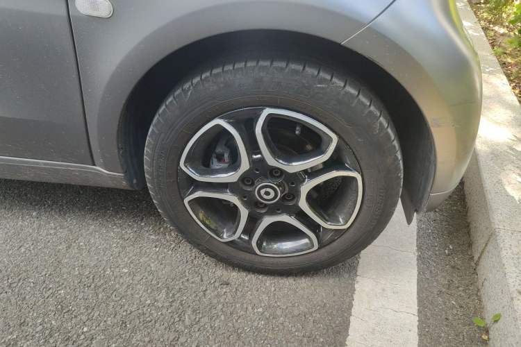 Used smart fortwo 2019 0.9T 66kW Hardtop Wind Power Edition China VI Right Front Wheel Hub