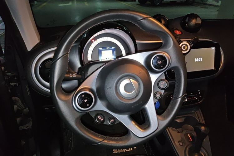 Used smart fortwo 2019 0.9T 66kW Hardtop Engine Version China VI Emission Standard Steering Wheel
