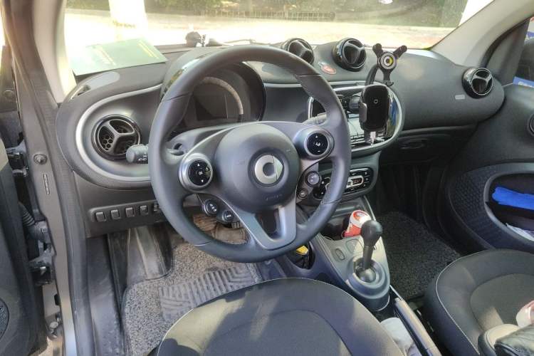 Used smart fortwo 2019 0.9T 66kW Hardtop Wind Power Edition China VI Steering Wheel