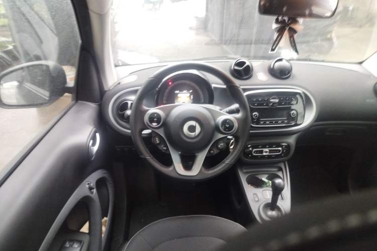 Used smart fortwo 2019 0.9T 66kW Hardtop Wind Power Edition China VI Steering Wheel