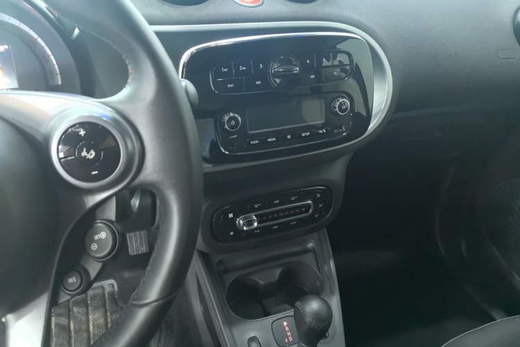 Used smart fortwo 2019 0.9T 66kW Hardtop Wind Power Edition China VI Audio And AC Panel