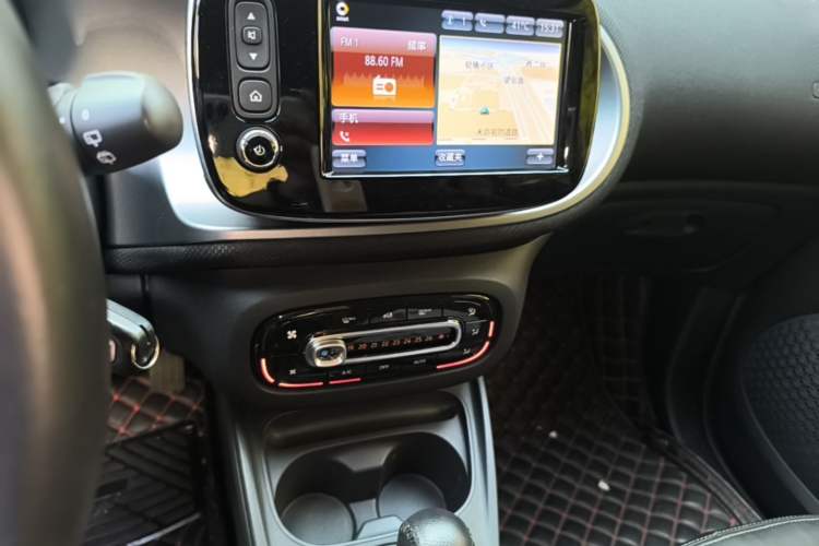 Used smart fortwo 2019 0.9T 66kW Hardtop Engine Version China VI Emission Standard Audio And AC Panel