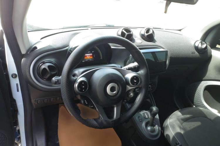 Used smart fortwo 2019 0.9T 66kW Hardtop Wind Power Edition China VI Center Console