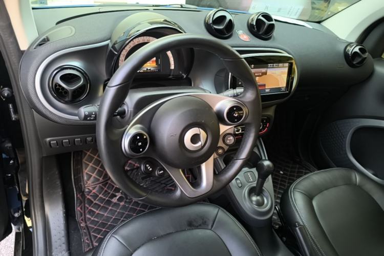 Used smart fortwo 2019 0.9T 66kW Hardtop Engine Version China VI Emission Standard Center Console