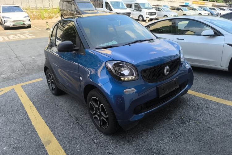 Used smart fortwo 2019 0.9T 66kW Hardtop Engine Version China VI Emission Standard Front Right 45 Deg