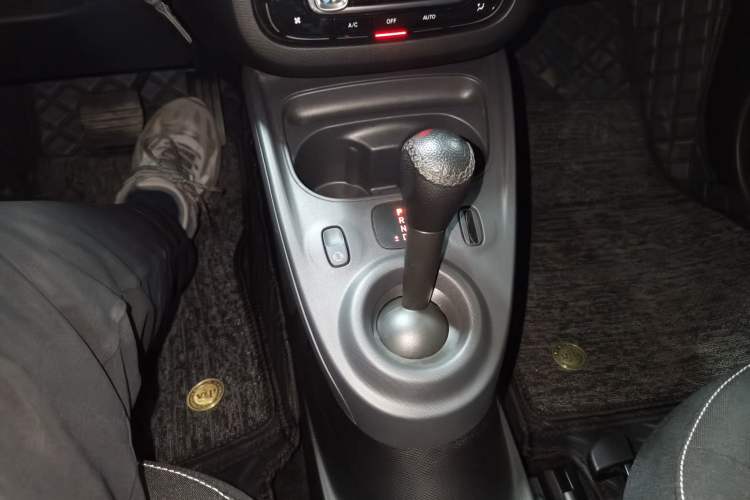 Used smart fortwo 2019 0.9T 66kW Hardtop Wind Power Edition China VI Gear Lever