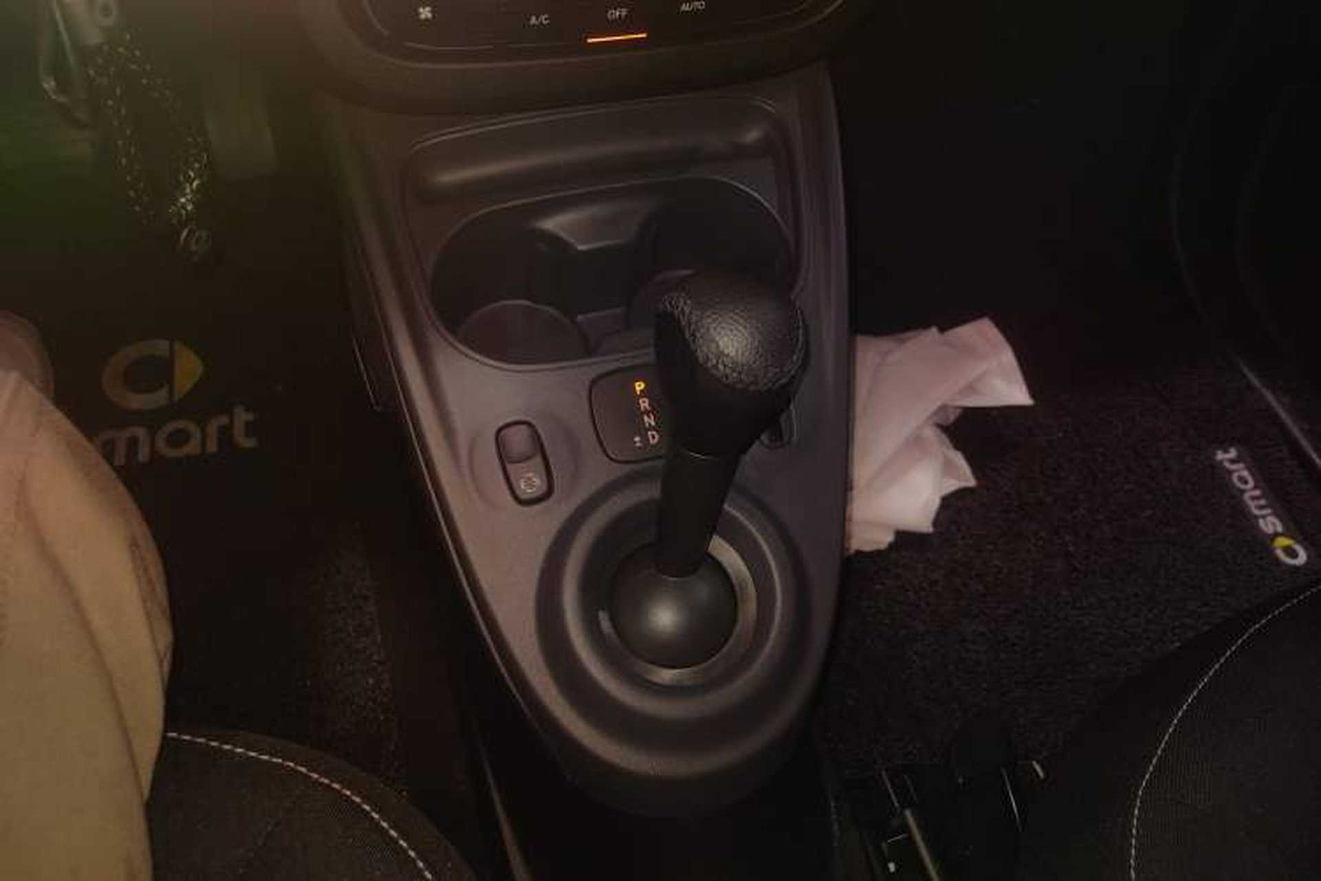 Used smart fortwo 2019 0.9T 66kW Hardtop Wind Power Edition China VI Gear Lever