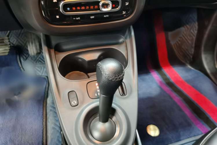 Used smart fortwo 2019 0.9T 66kW Hardtop Wind Power Edition China VI Gear Lever
