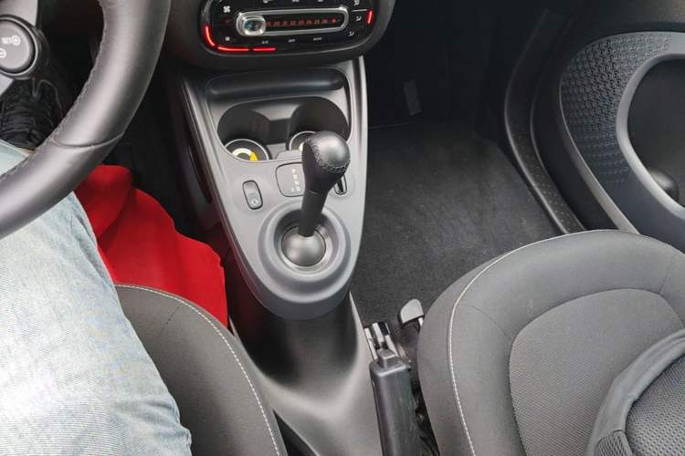 Used smart fortwo 2019 0.9T 66kW Hardtop Wind Power Edition China VI Gear Lever