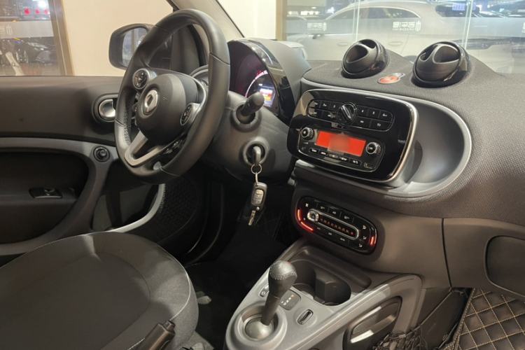 Used smart fortwo 2019 0.9T 66kW Hardtop Wind Power Edition China VI Interior 10