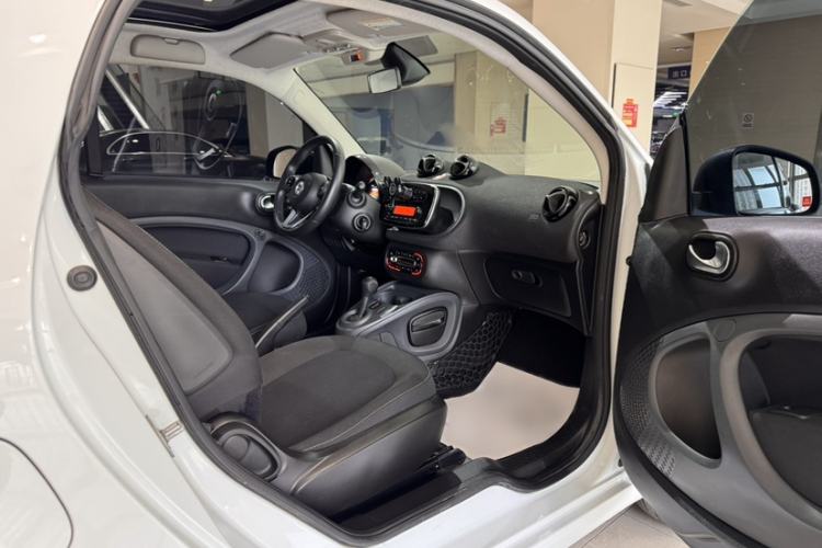 Used smart fortwo 2019 0.9T 66kW Hardtop Wind Power Edition China VI Interior 2