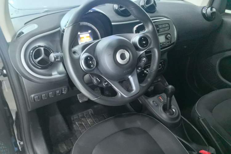 Used smart fortwo 2019 0.9T 66kW Hardtop Wind Power Edition China VI Interior 3